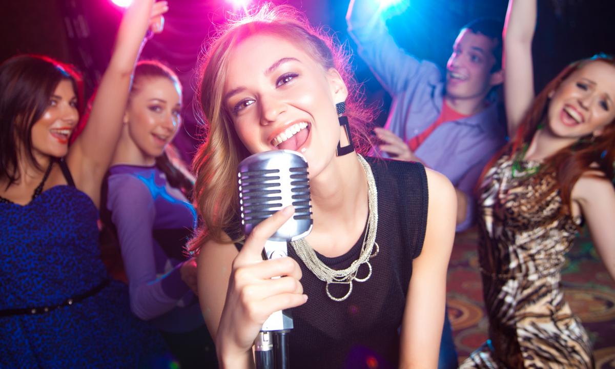 Karaoke mieten mit Moderator. Entertainment und Unterhaltung auf Ihrer Veranstaltung durch unsere Karaoke Show. Wir verleihen auch das passende Equipment für Ihr Event. Ob Sound, Licht oder Effekte, wir sind für Sie da